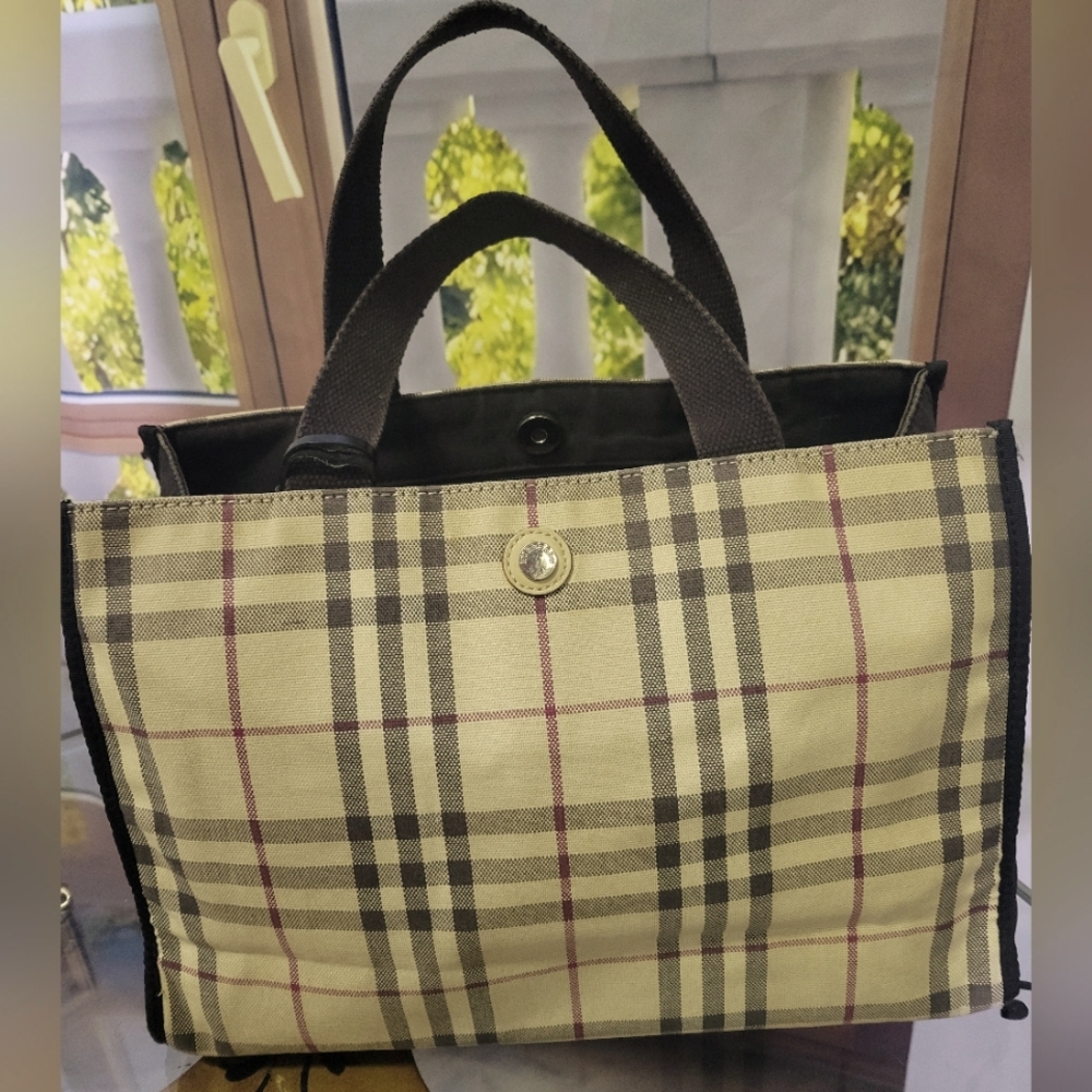 AUTHENTIC BURBERRY CANVAS TOTE PRE-OWNED GUC